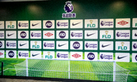 英超联赛合作伙伴Logo墙 - 英超标志与足球场背景